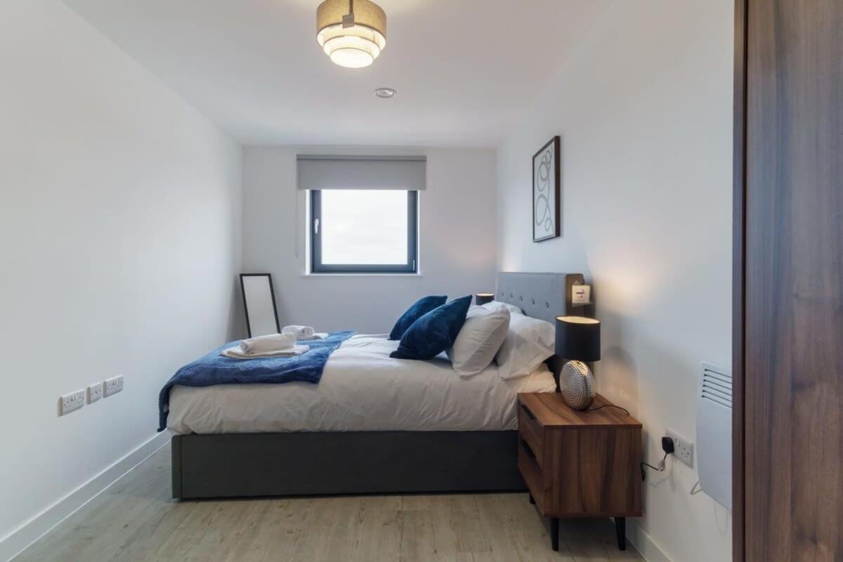 Stunning 2 Bed Apartment In Salford With Views Манчестър Екстериор снимка